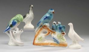 Vier Vogel-PorzellanfigurenWeiß, glasiert. Darstellungen von versch. Sittichen u. Tauben. 3 x