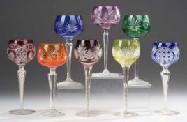 Acht RömerFarbloses Kristallglas, part. gelb, blau, rot, grün, violett u. orangefarben überfangen.