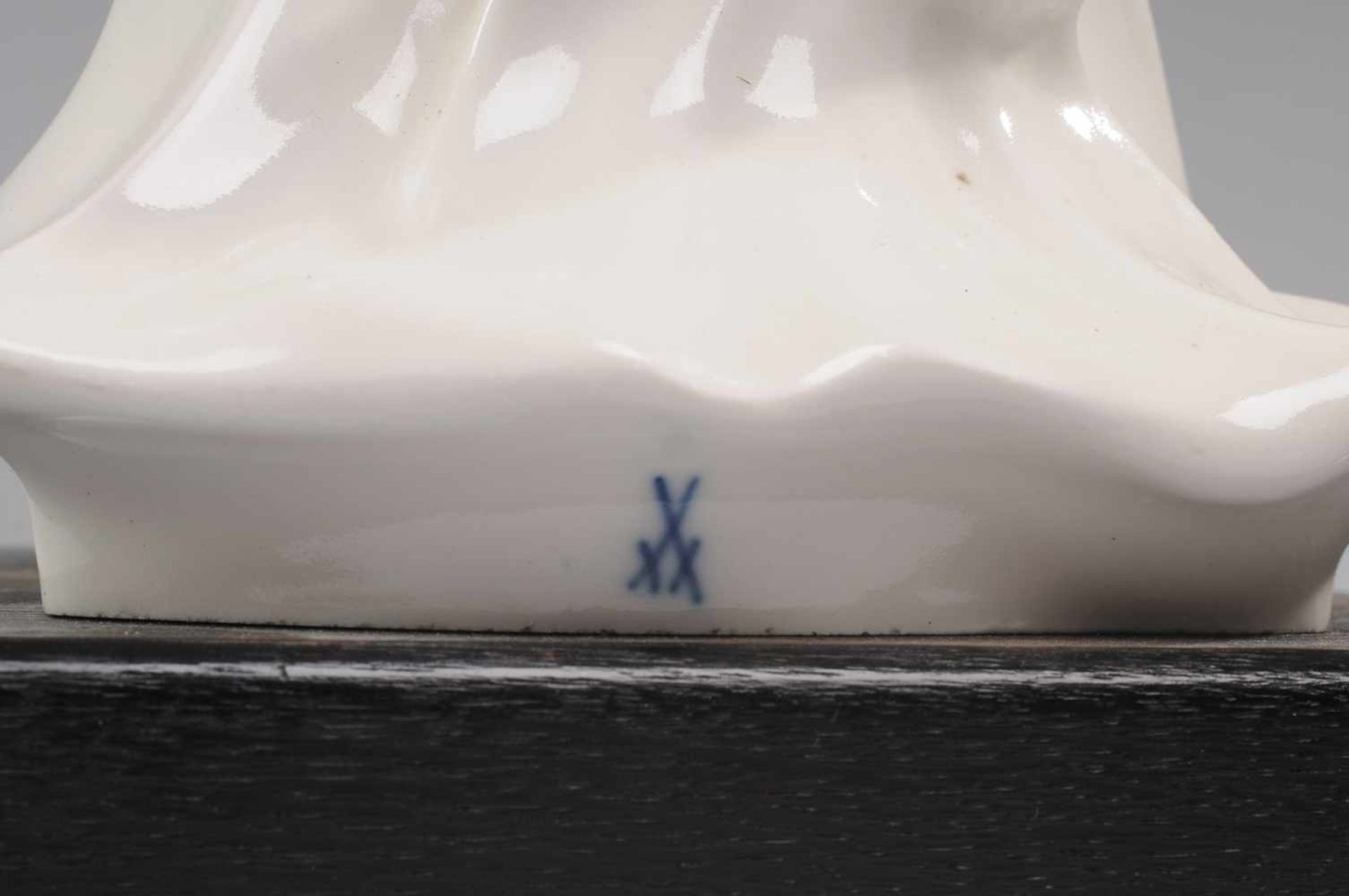 "Möwe auf Welle"Weiß, glasiert. Über wellenartiger Plinthe elegante Darstellung einer Möwe mit - Image 5 of 6