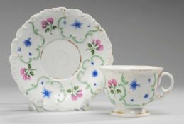 Biedermeier-Tasse mit UTWeiß, glasiert. Über ausgestelltem Fuß bauchige Tasse mit ausgezogenem