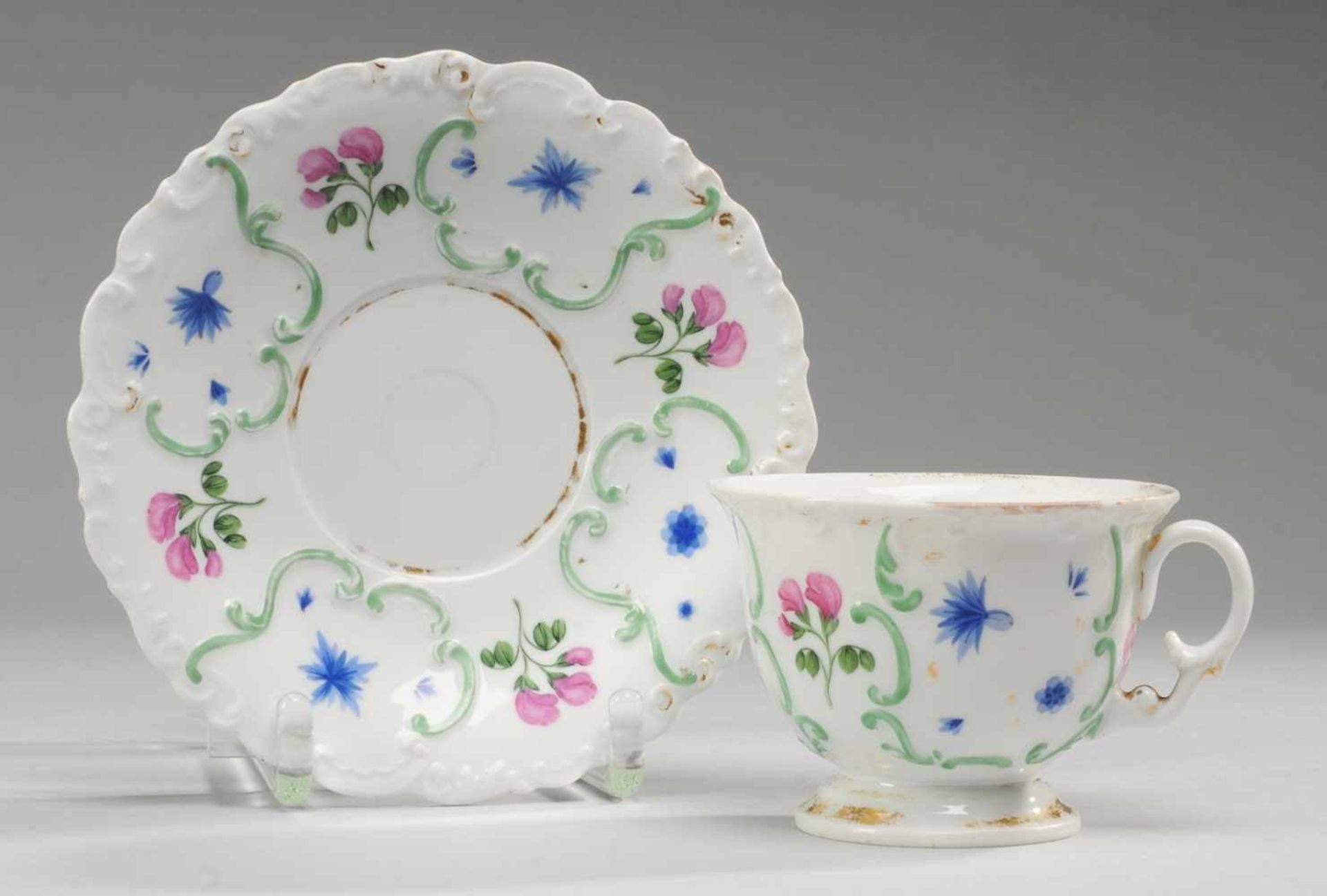 Biedermeier-Tasse mit UTWeiß, glasiert. Über ausgestelltem Fuß bauchige Tasse mit ausgezogenem