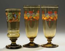 Drei Historismus-Fußbecher2/1. Grünes Glas. Formgeblasen. In polychromer Emaillemalerei umlaufende