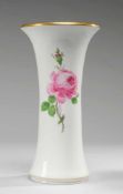 Vase "Rote Rose"Weiß, glasiert. Gestreckte doppelkonische Form. Polychrome Bemalung. Goldränder.