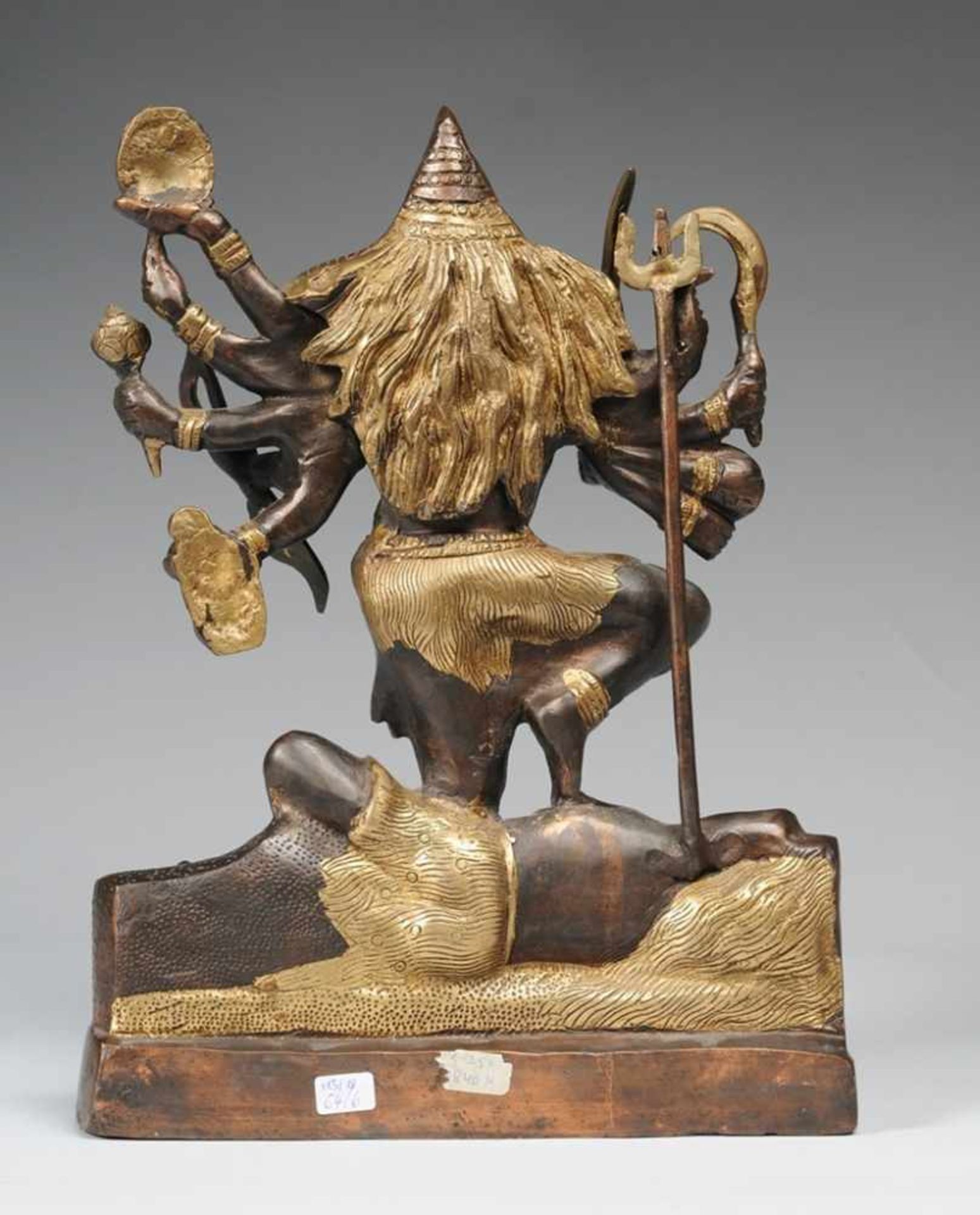 Statue der KaliBronze, patiniert. Auf rechteckigem Sockel Darstellung der hinduistischen Göttin - Bild 2 aus 3