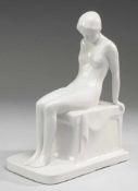 "Mädchen, auf Postament sitzend"Weiß, glasiert. Über nahezu ovaler Plinthe auf Sockel sitzender