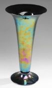 Große Art-Déco-VaseSchwarzes Glas. Reduziert u. irisiert. Formgeblasen. Auf breitem, l. ansteigendem