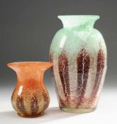 Zwei Ikora-VasenFarbloses Glas, krakelierter farbiger Zwischenschichtdekor mit Metalloxiden.