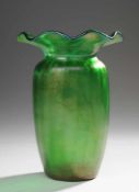 Jugendstil-Vase "Creta glatt"Grünes Glas, reduziert u. matt irisiert. Optisch gerippt formgeblasen