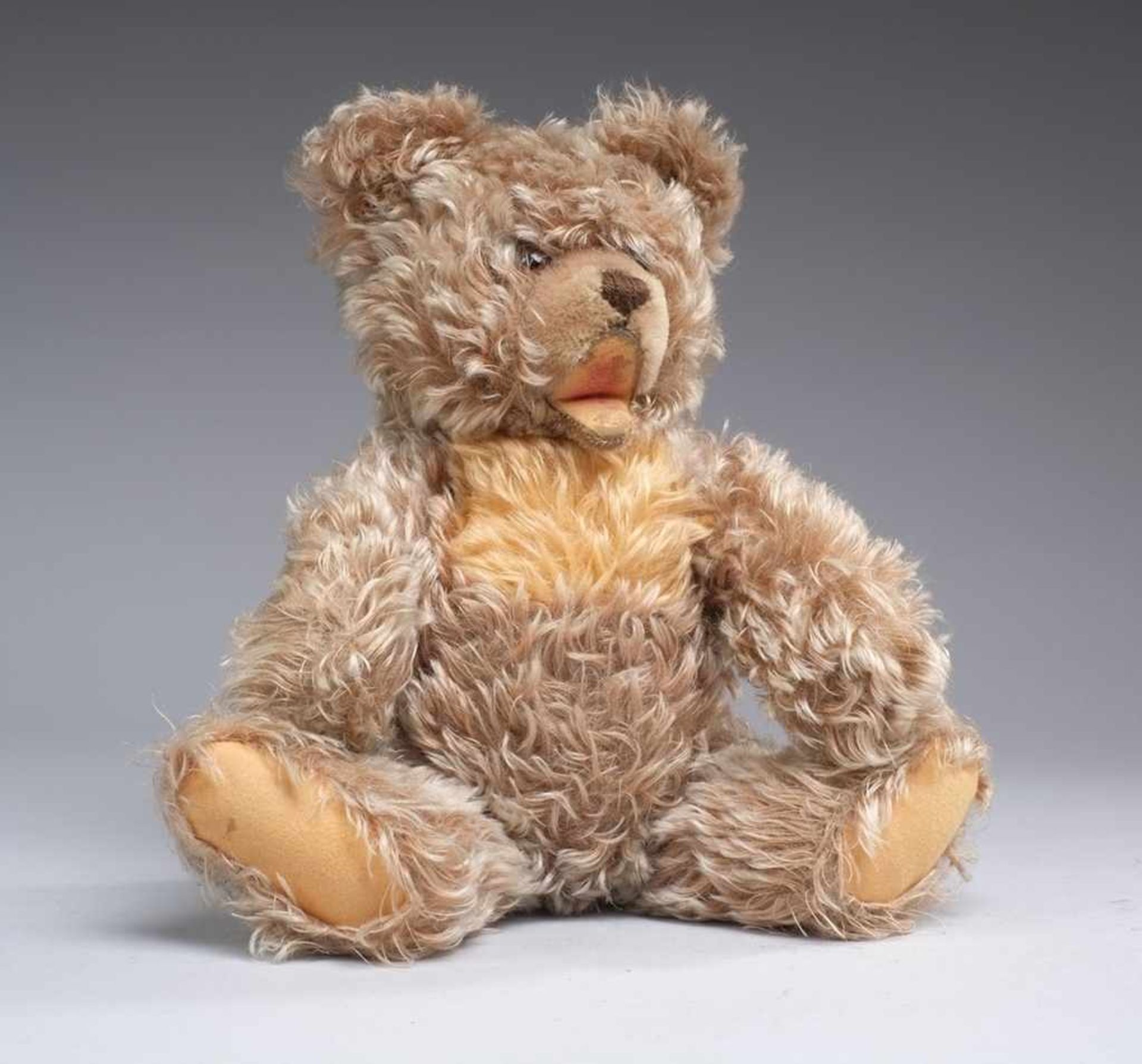 Steiff-TeddybärBrauner Mohairplüsch, Kopf drehbar, Scheibengelenke. Geöffneter Mund u. gestickte