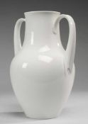 Vase "Salier"Weiß, glasiert. Ovoider Korpus mit konischem Hals, leicht ausgestellter Mündung u.