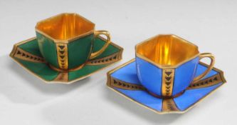Paar Art-Déco-Mokkatassen mit UTWeiß, glasiert. Polygonale Tassenform mit Ohrenhenkel. Entsprechende