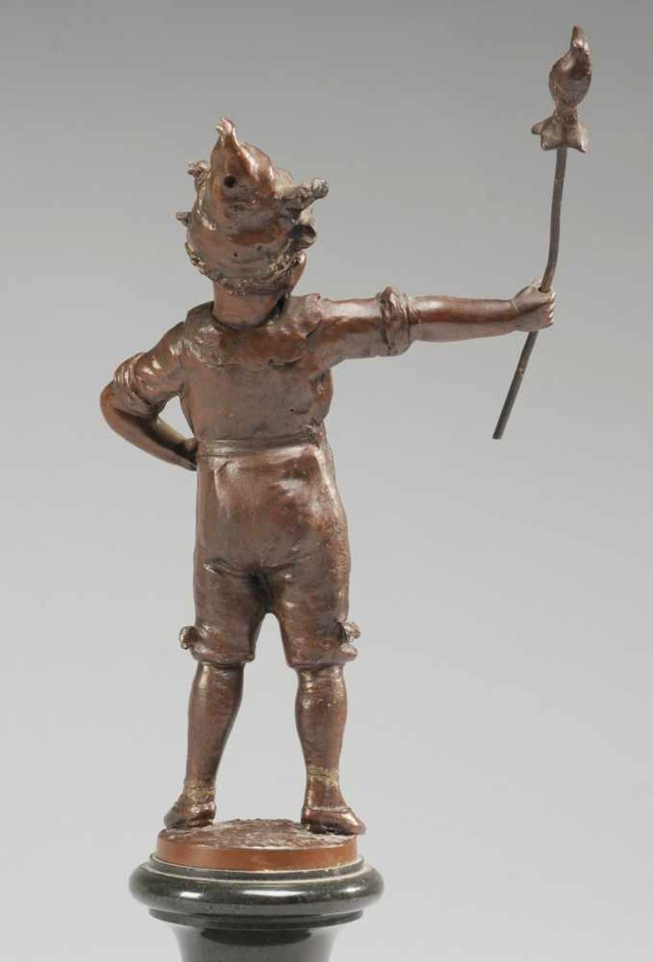 KnabenstatuetteZinkguss, bronzefarben patiniert. Über profiliertem rundem Marmorsockel Darstellung - Bild 3 aus 4