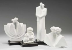 Vier PorzellanfigurenBiskuitporzellan. Part. auf schwarz gefassten Holzsockeln. Entw. von Hay