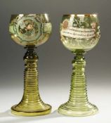 Zwei große Historismus-RömerGrünes Glas. Formgeblasen. Auf hohlem Trompetenfuß u. Nodus bauchige