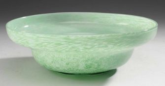 SchaleFarbloses Glas mit grünen u. weißen Farbpulvereinschmelzungen. Formgeblasen, ausgekugelter