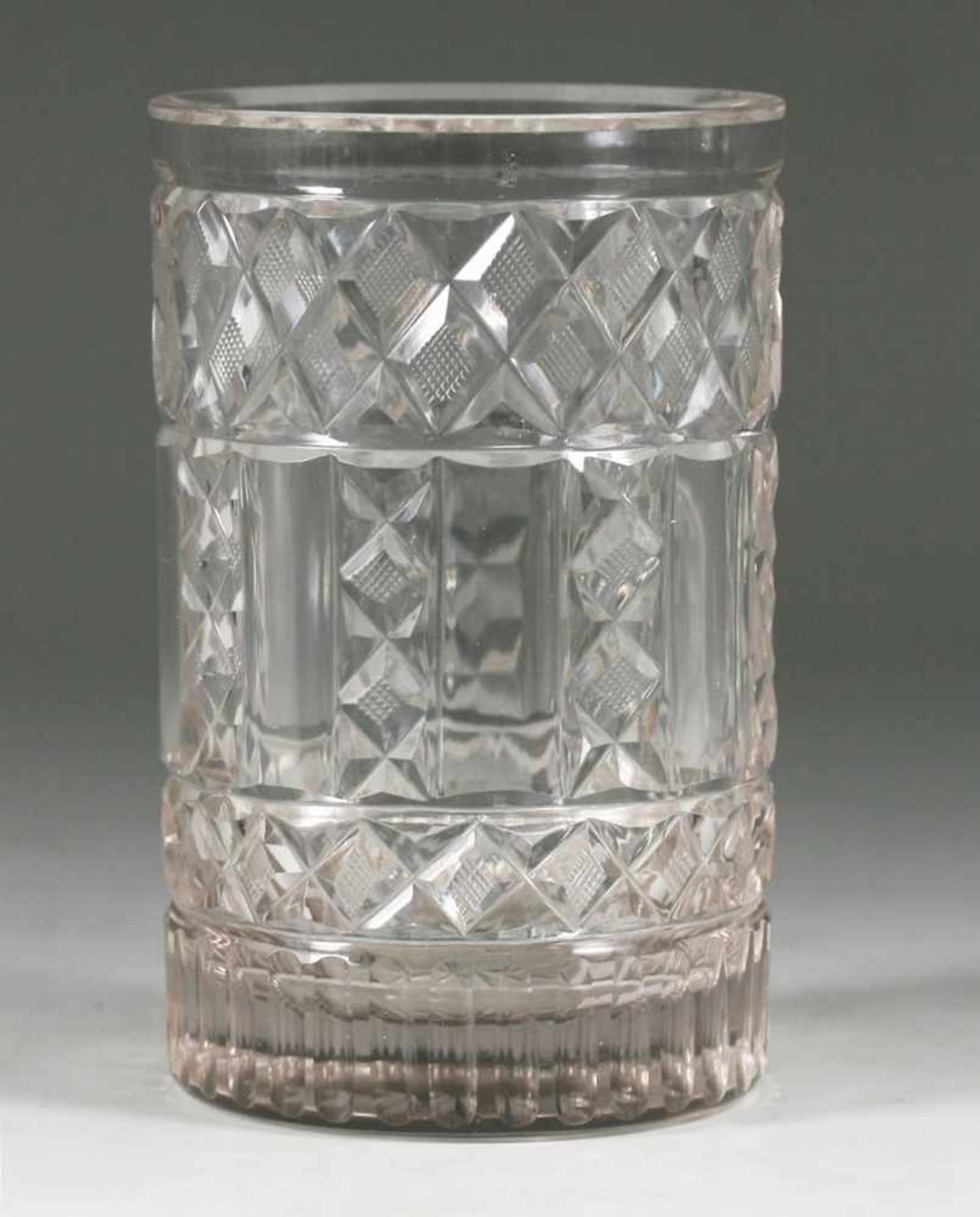 Biedermeier-BecherFarbloses Glas. Formgeblasen. Umlaufender Steinel-, Kerb- u. Walzenschliff,