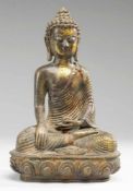 Figur des BuddhaBronze mit Resten von Vergoldung. Auf Lotosthron Darstellung des Buddha im