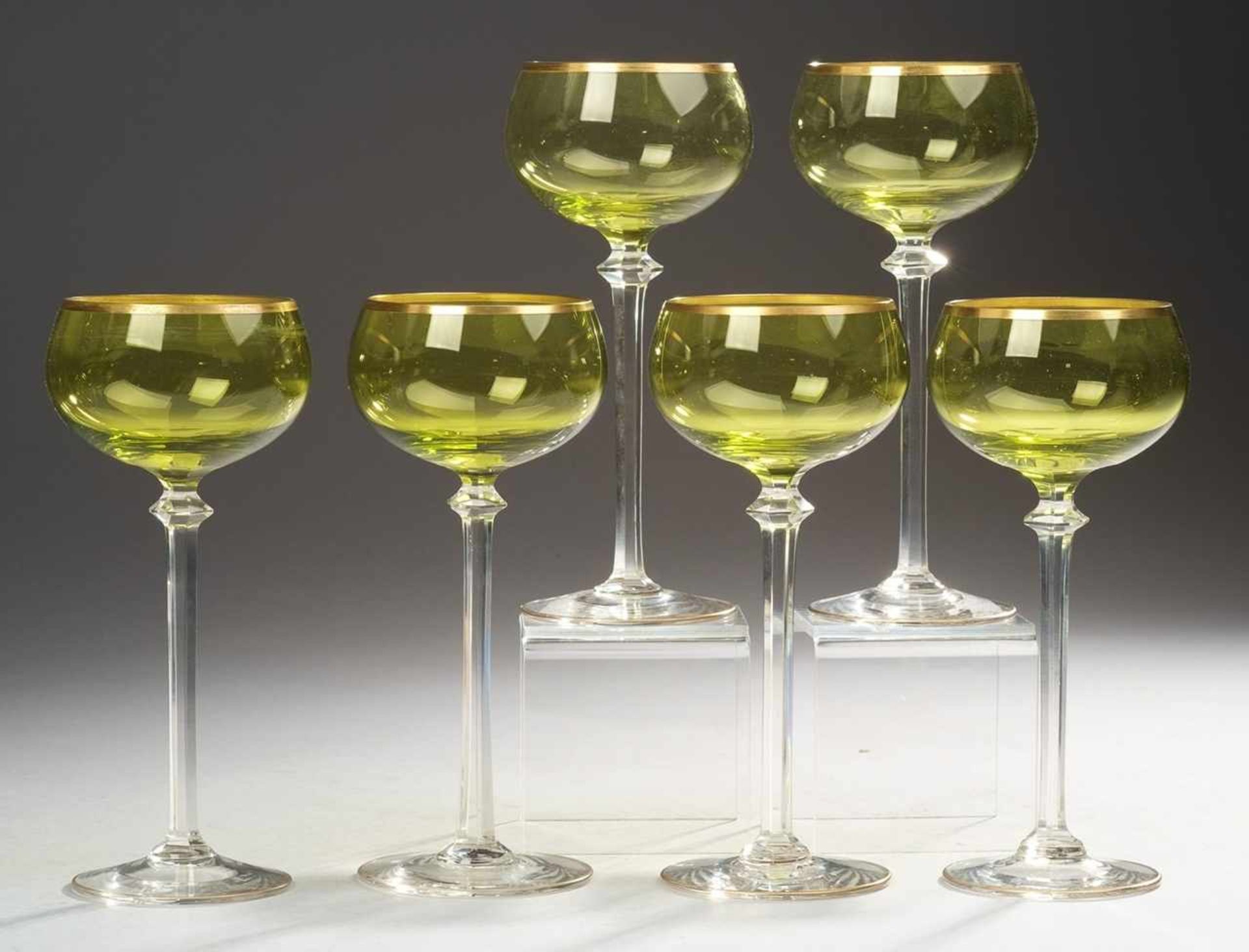 Sechs Jugendstil-WeingläserFarbloses u. grünes Glas. Formgeblasen. Scheibenfuß, schlanker,