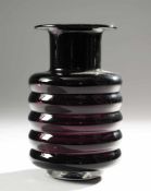 VaseFarbloses Glas, violett unterfangen. Formgeblasen. Zylindrischer, horizontal gerippter Korpus