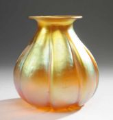 Myra-Kristall-VaseFarbloses Bleiglas. Formgeblasen. Birnenförmiger Korpus mit gerippter Wandung.