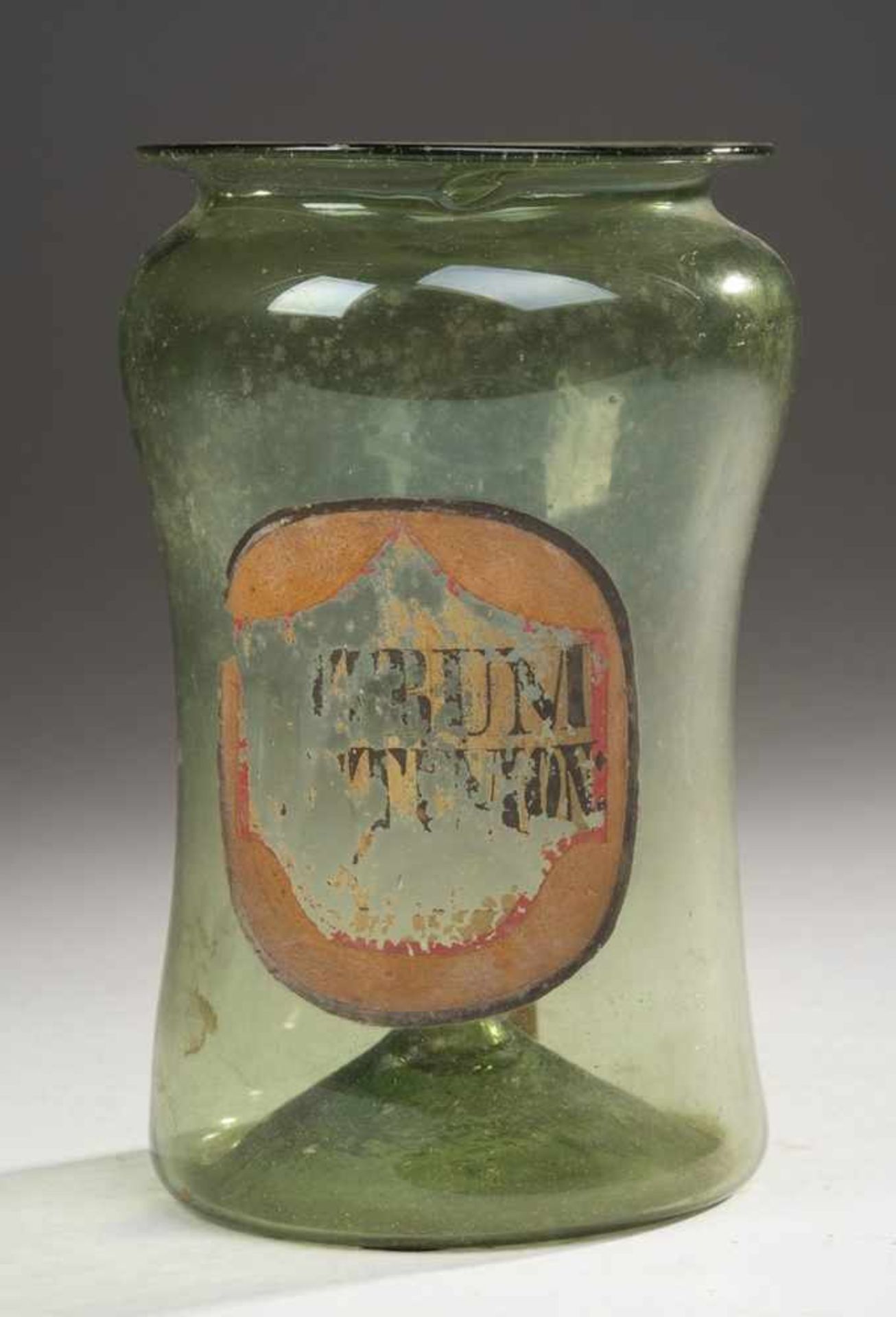 ApothekenglasGrünes Glas. Formgeblasen, Abriss. Zylindrischer, l. einschwingender Korpus, hoch