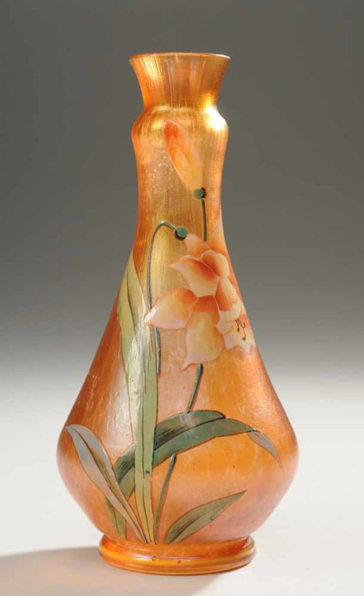 Jugendstil-VaseFarbloses Glas mit eingeschmolzenen orangebraunen Kröseln. Reduziert u. irisiert.