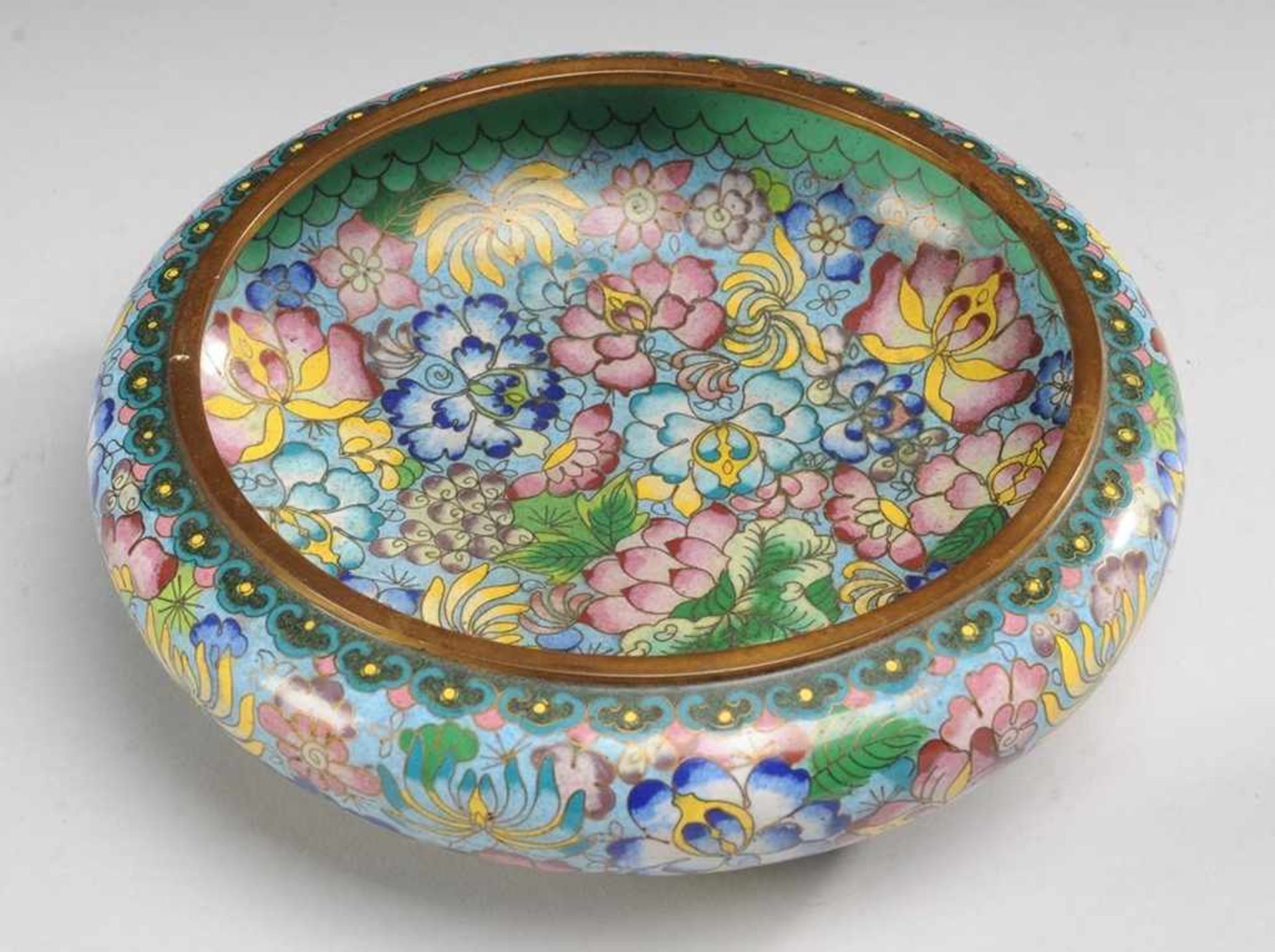Vase und Schale mit Cloisonné-DekorRunde Schale mit gewölbter Wandung. Blauer Fond, in polychromem - Image 3 of 3