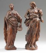 Paar StatuettenHolz, geschnitzt. Auf halbrundem/ rechteckigem Sockel weibliche u. männliche Figur in