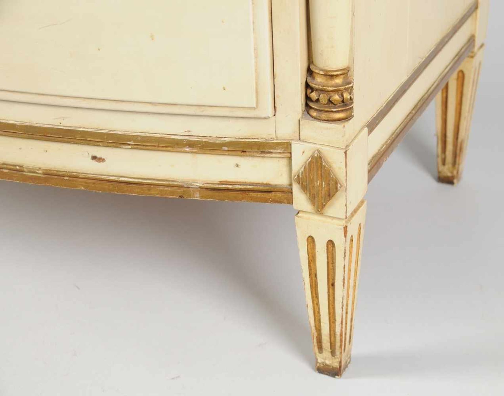 Gustavianische KommodeKiefer, grau u. gold gefasst. Auf konischen Füßen fronts. gebauchter, 4- - Bild 3 aus 3