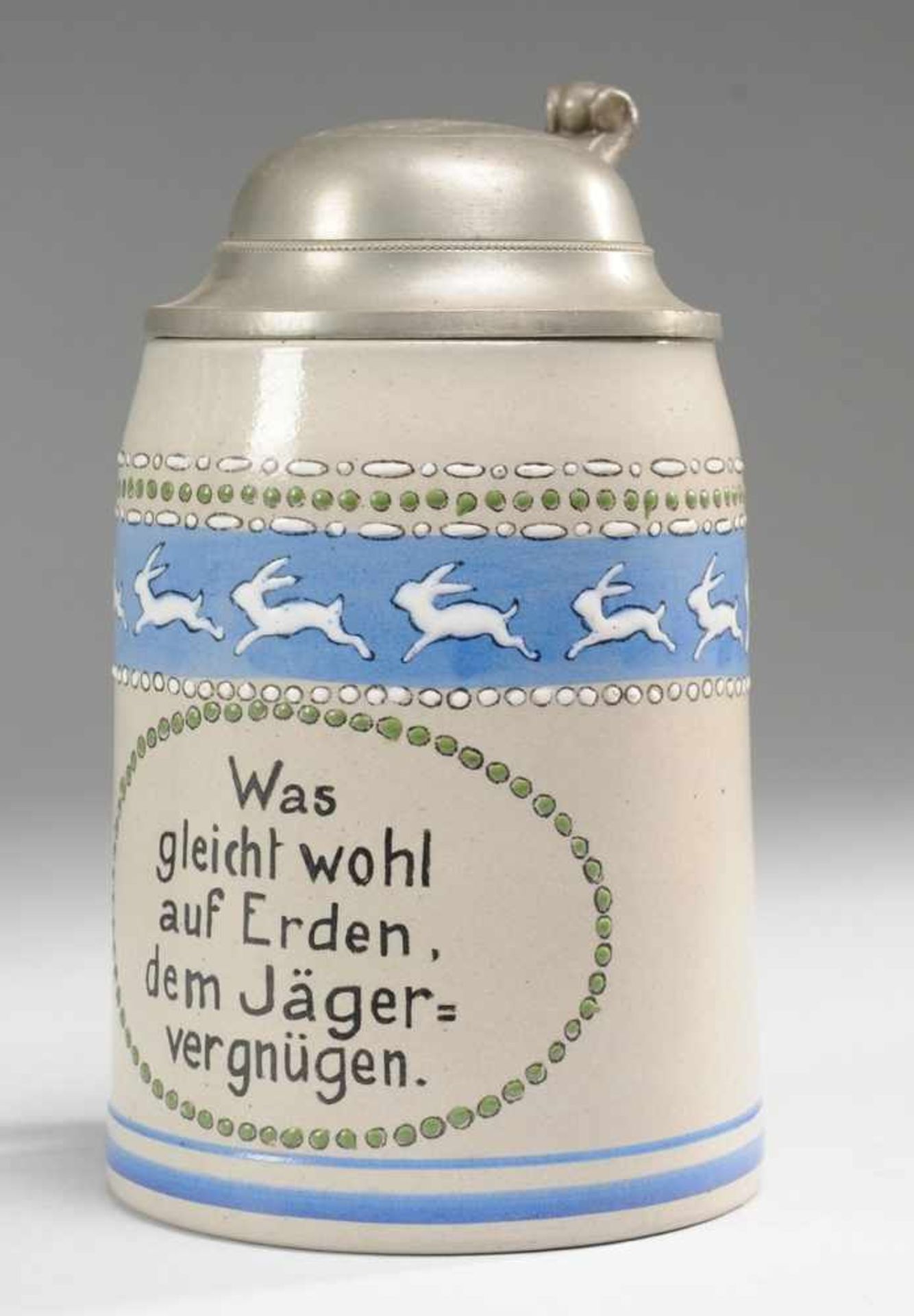 Westerwälder Jugendstil-BierkrugSteinzeug. Leicht konische Form mit Bandhenkel. Scharnierter