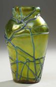 Jugendstil-VaseGrünes Glas, mit violetten, weiß geäderten Fäden netzartig umsponnen. Reduziert u.