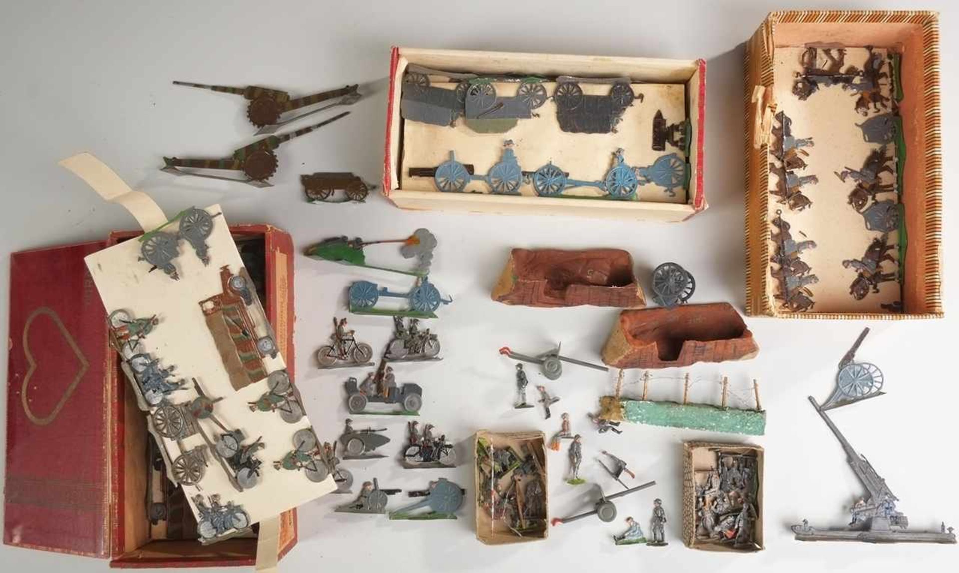 Großes Zinnfigurenkonvolut mit Militärgerät und Diorama-Requisiten 1./2. WK94-tlg. Deutsches u.