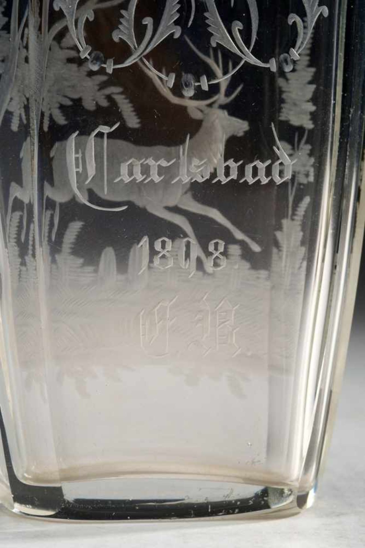 Andenkenbecher "Carlsbad"Farbloses Glas. Formgeblasen u. geschliffen. Flacher achtkantiger Korpus. - Image 2 of 2