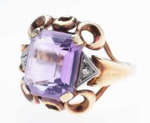 Amethyst-Diamant-Ring585er GG. Schmale, an der Schulter verbreiterte Ringschiene. Am Ringkopf im