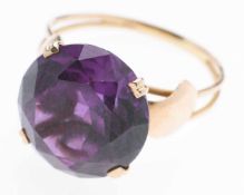 Amethyst-Ring585er GG. Schmale zweisträngige, an der Schulter geteilte Ringschiene. Am Ringkopf