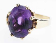 Amethyst-Ring585er GG. Flache, kantig ausgezogene Ringschiene. Am Ringkopf krappengefasster,