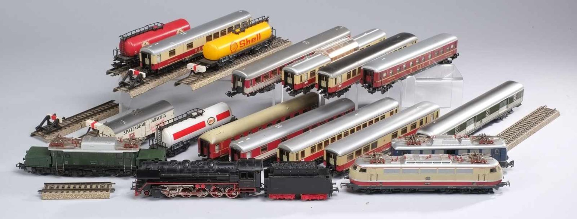 Märklin-Konvolut31-tlg. H0. 4 Lokomotiven, 10 versch. Waggons, 5 Güterwaggons, 12 Schienenteile.