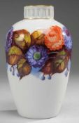 Jugendstil-VaseWeiß, glasiert. Gestreckt ovoide Form mit zylindrischem, durchbrochen gearbeitetem