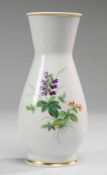 Vase mit BlumenmalereiWeiß, glasiert. Ovoide Form mit konisch ausgezogener Mündung. Polychrome