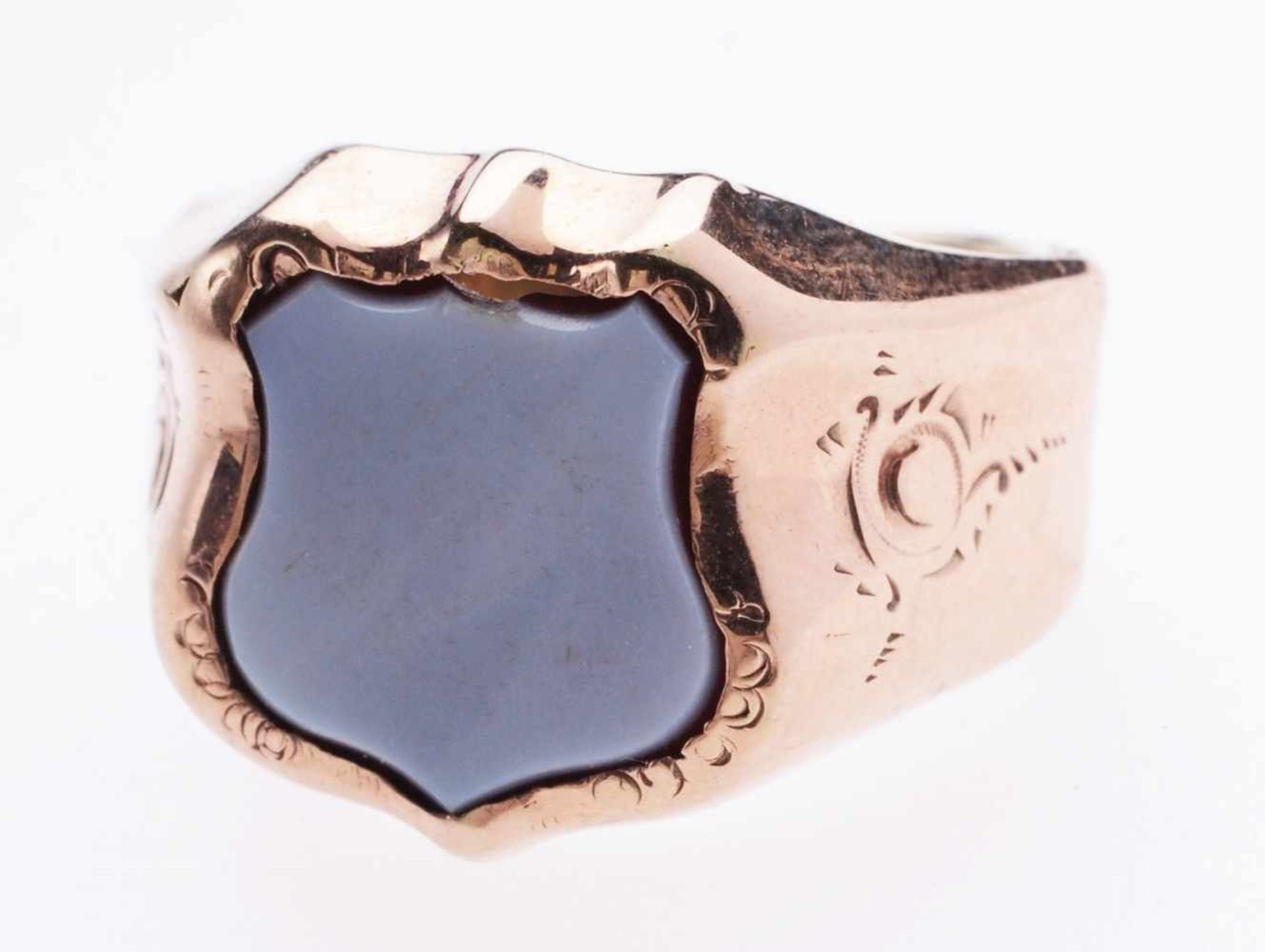 Ring mit Wappen585er Roségold. Breite flache, an der Schulter gravierte Ringschiene. Schaus. v.