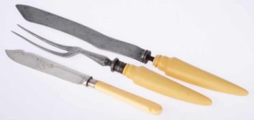Tranchierbesteck und KäsemesserTranchiermesser u. -gabel mit Stahlklinge bzw. -kelle u. hornförmigen