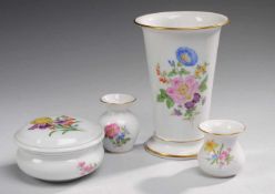 Drei Vasen und Deckeldose mit BlumenmalereiWeiß, glasiert. Polychrome Bemalung mit Blumenbuketts