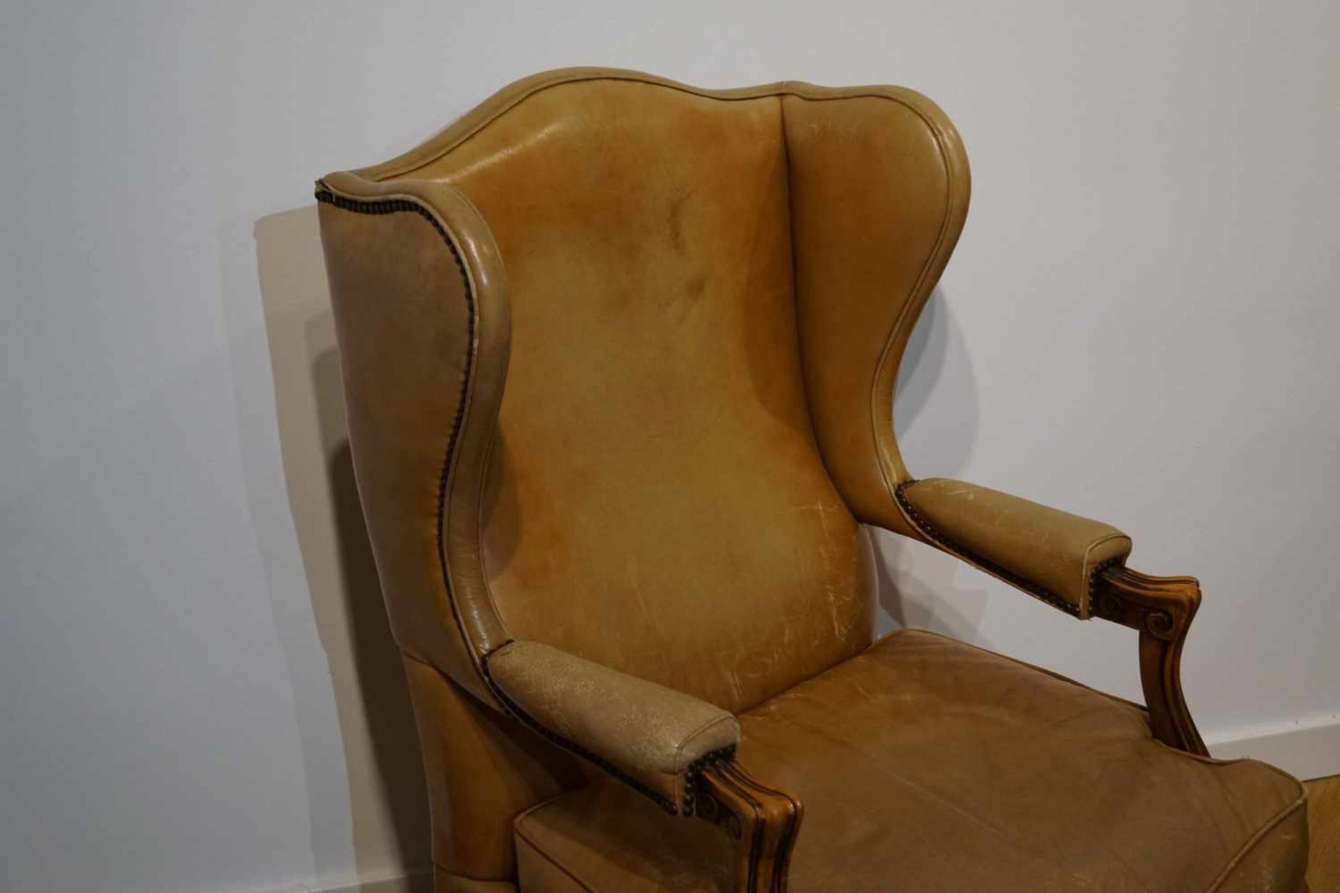Lederbezogener Sessel Sessel mit cognacfarbenem Lederbezug, sehr stark abgenutzt, Höhe 98 cm x - Image 2 of 3