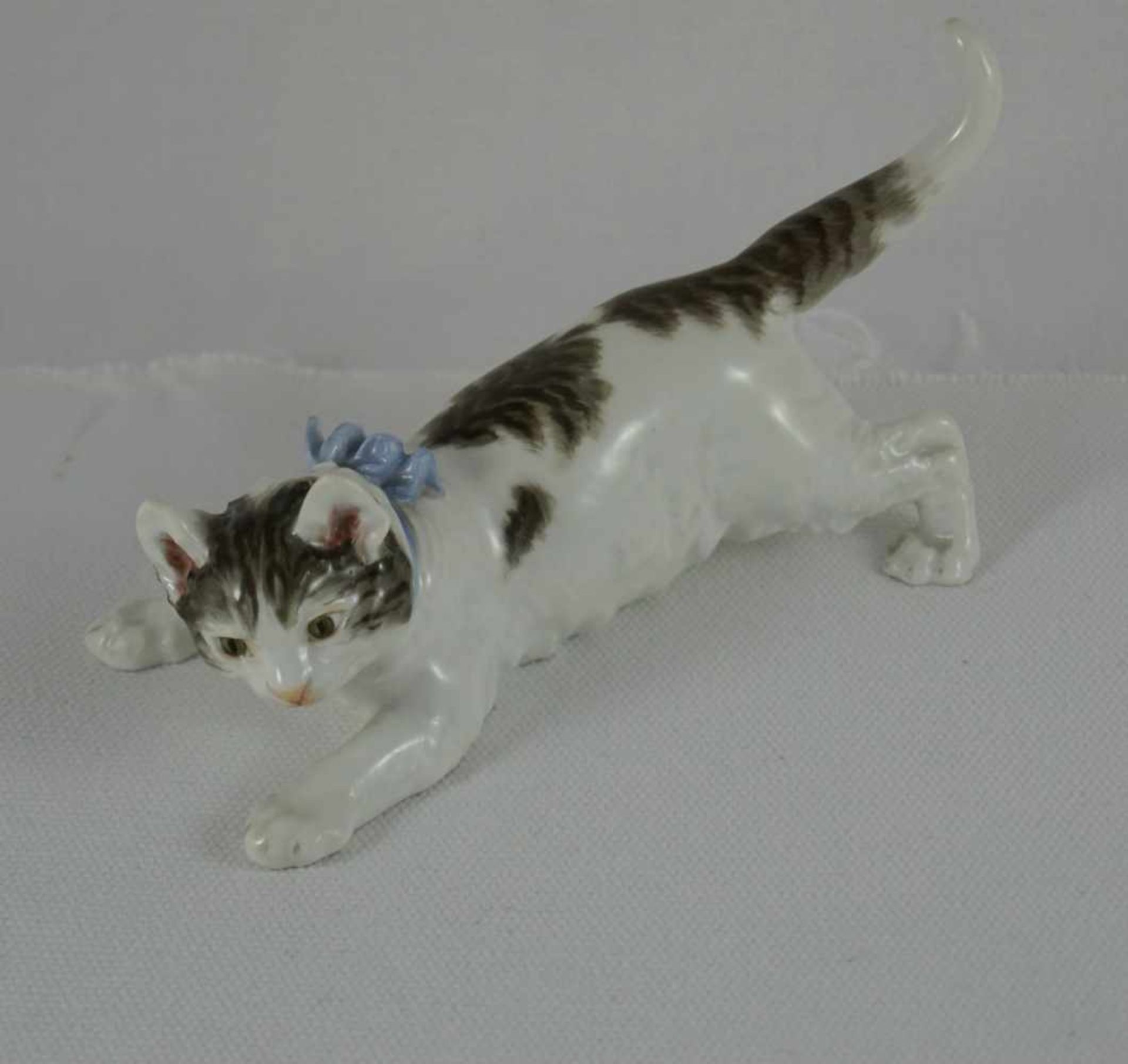 Meissen Porzellanfigur Porzellanfigur „Liegende Katze“, Meissen, Schwertermarke 1. Wahl, polychrom