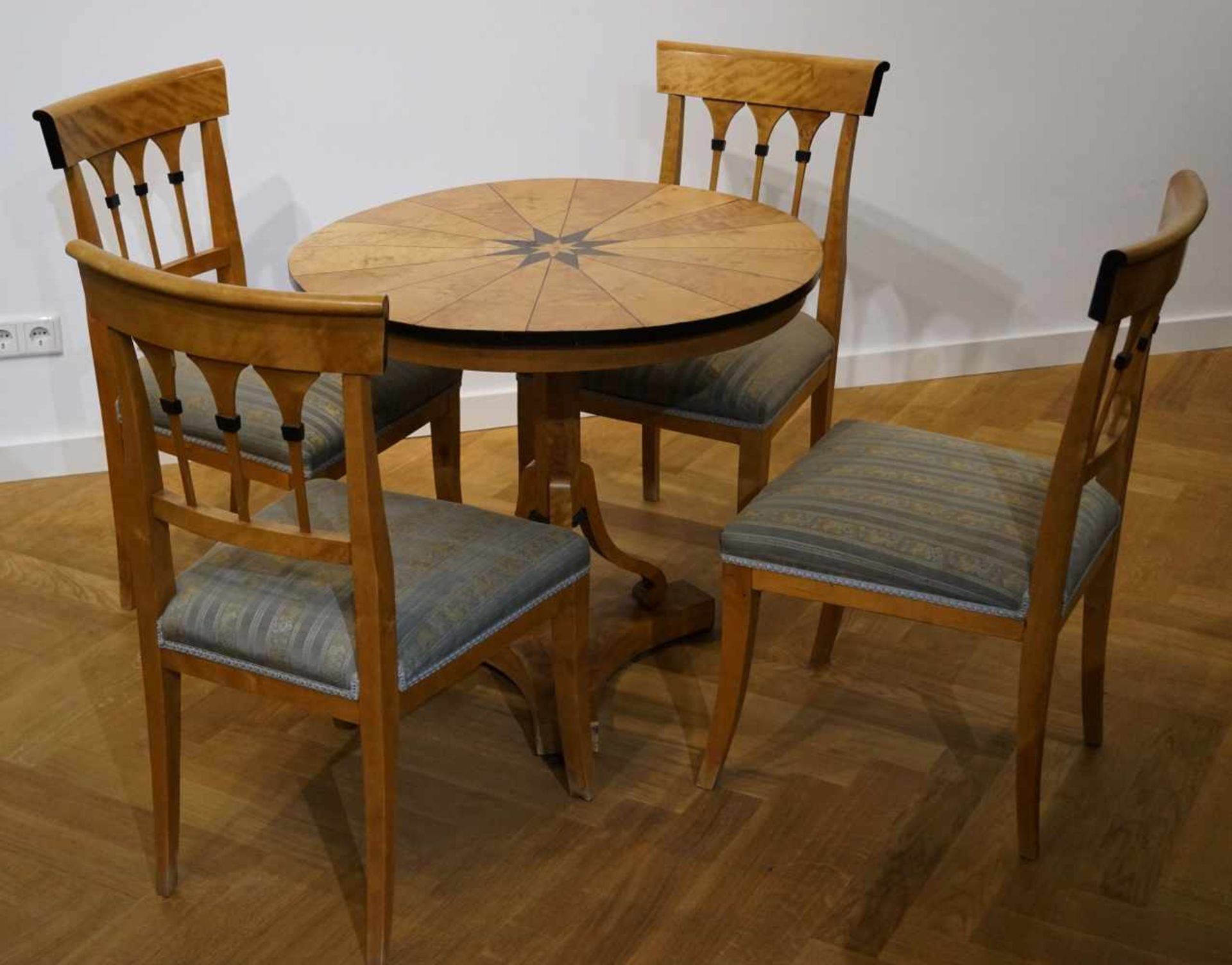 Salontisch mit vier Stühlen Salontisch mit vier Stühlen, Biedermeier, Esche mit ebonisierten
