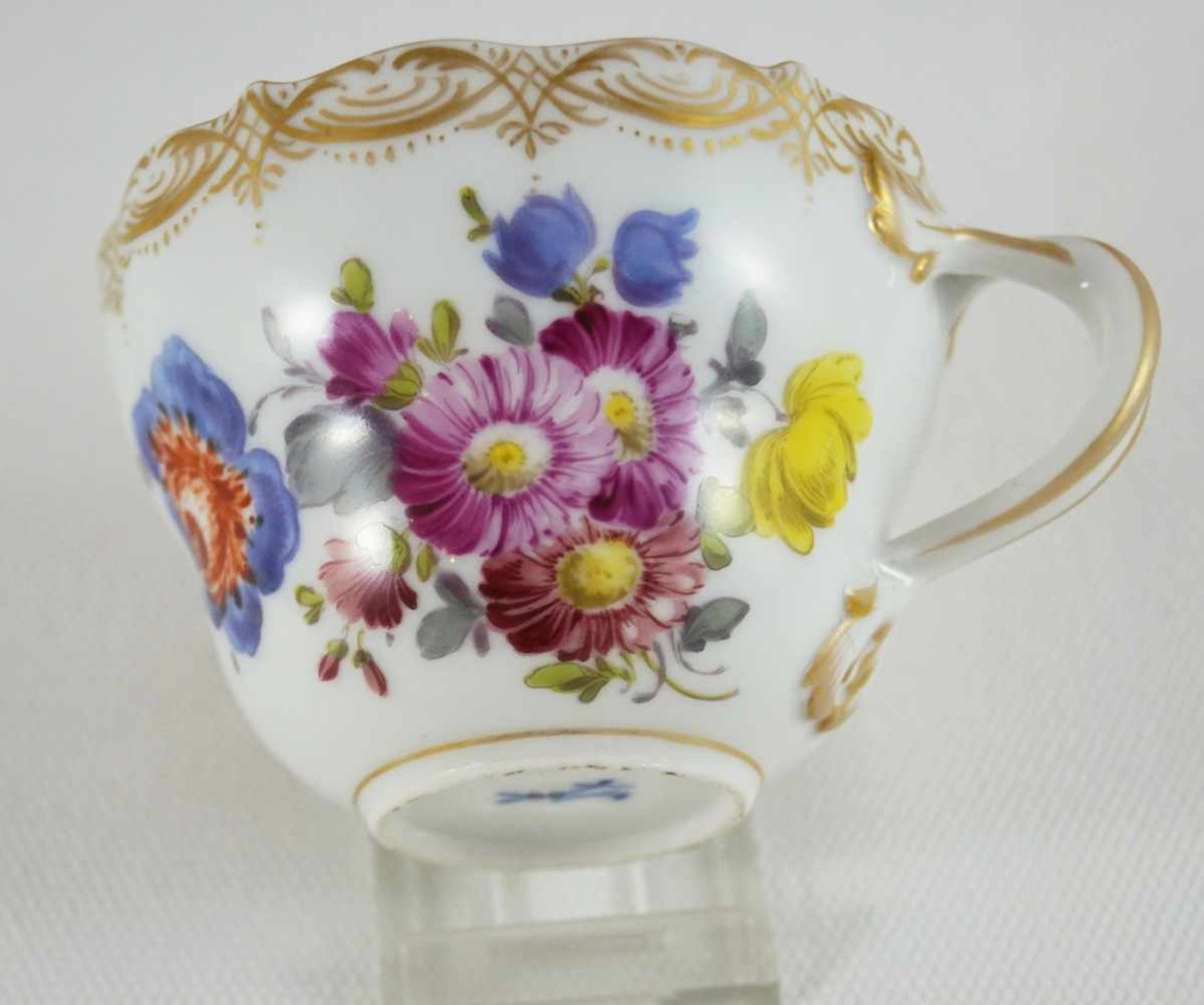 Meissen Tasse Tasse, Meissen, Schwertermarke 2.Wahl, polychrome Blumenmalerei, Höhe 7 cm, Goldrand - Bild 2 aus 4