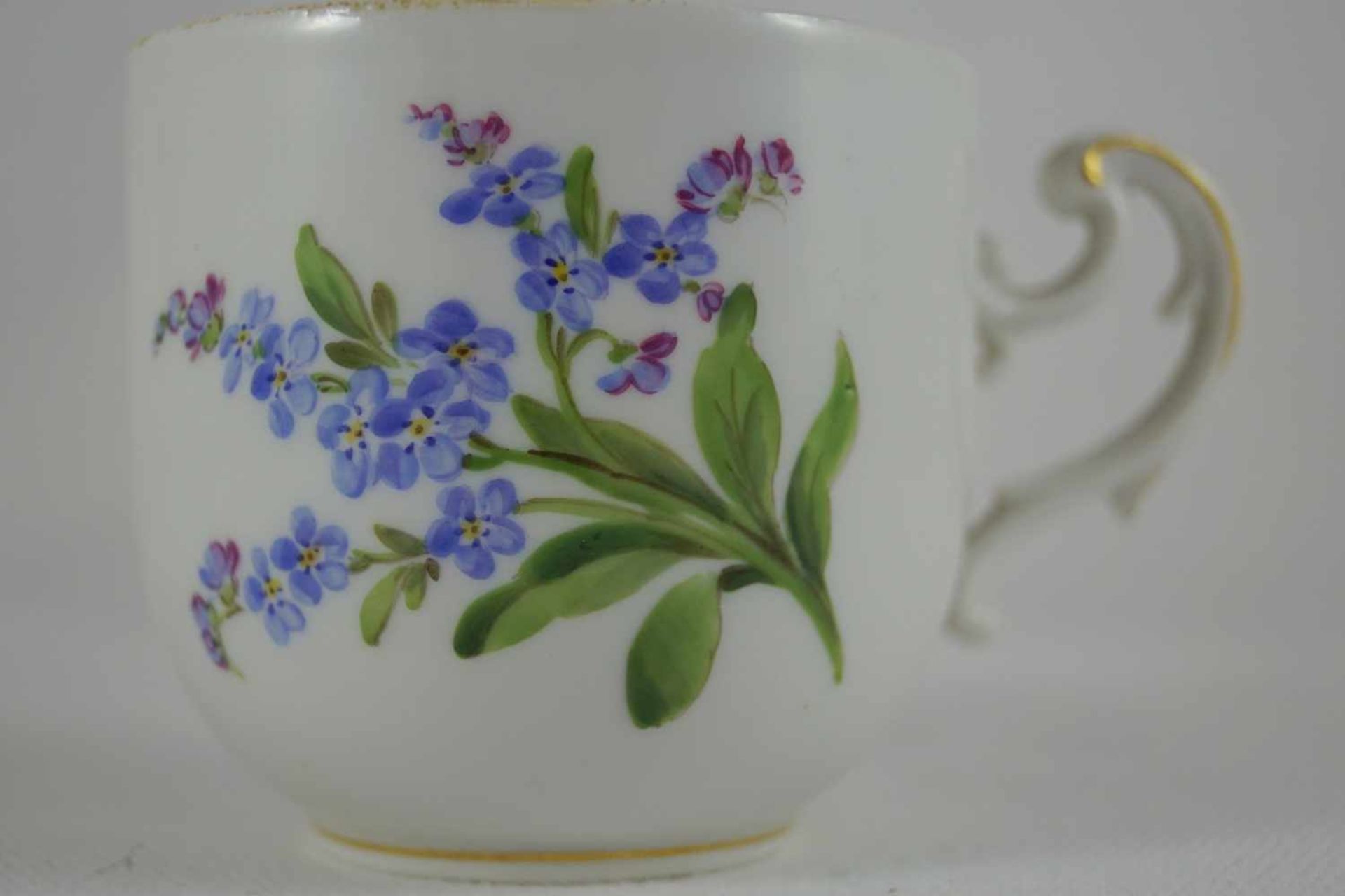 Meissen Kaffeetasse Kaffeetasse, Meissen, Schwertermarke Knauffzeit 2. Wahl, Goldrand, Blumendekor - Bild 2 aus 3