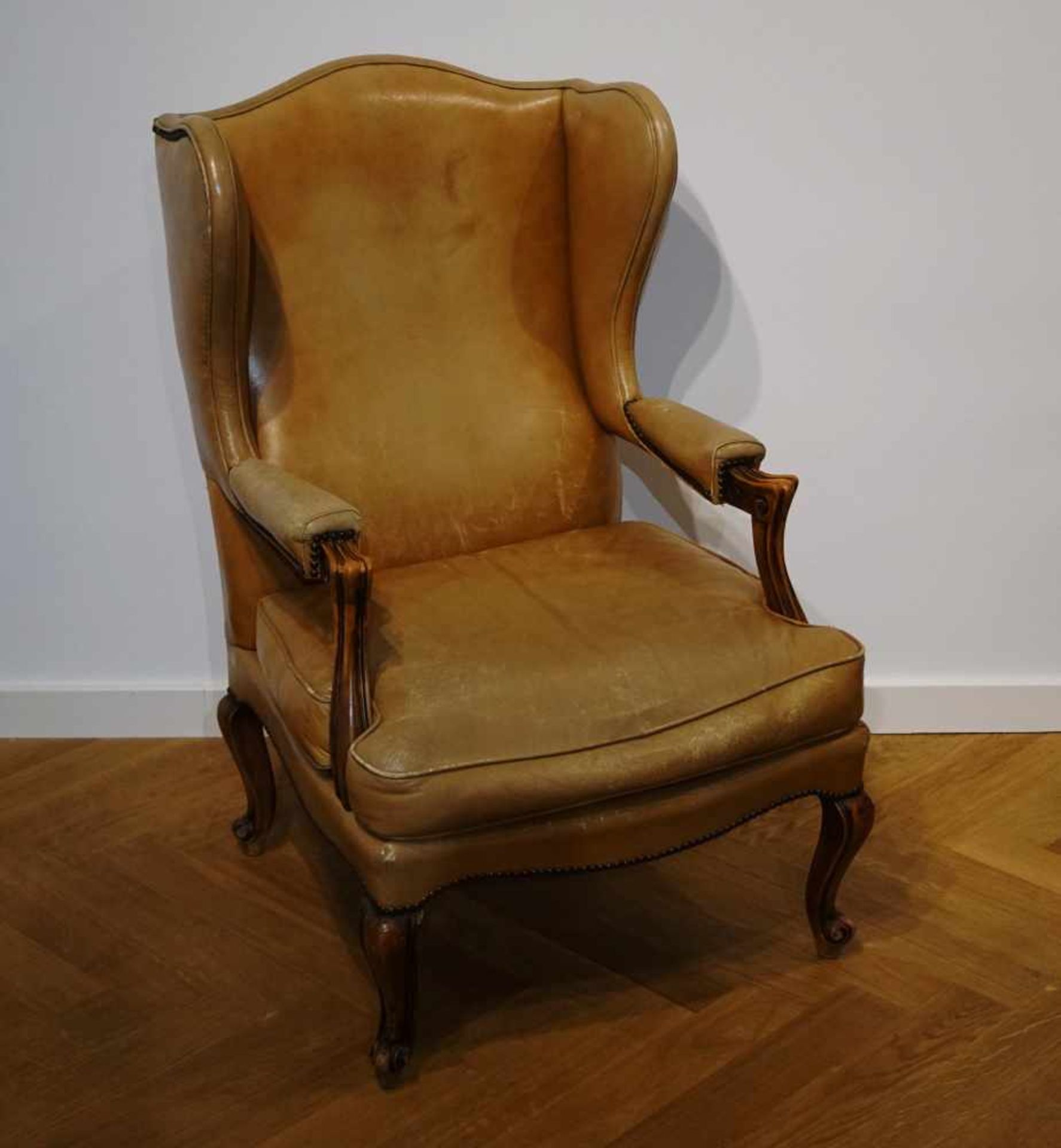 Lederbezogener Sessel Sessel mit cognacfarbenem Lederbezug, sehr stark abgenutzt, Höhe 98 cm x