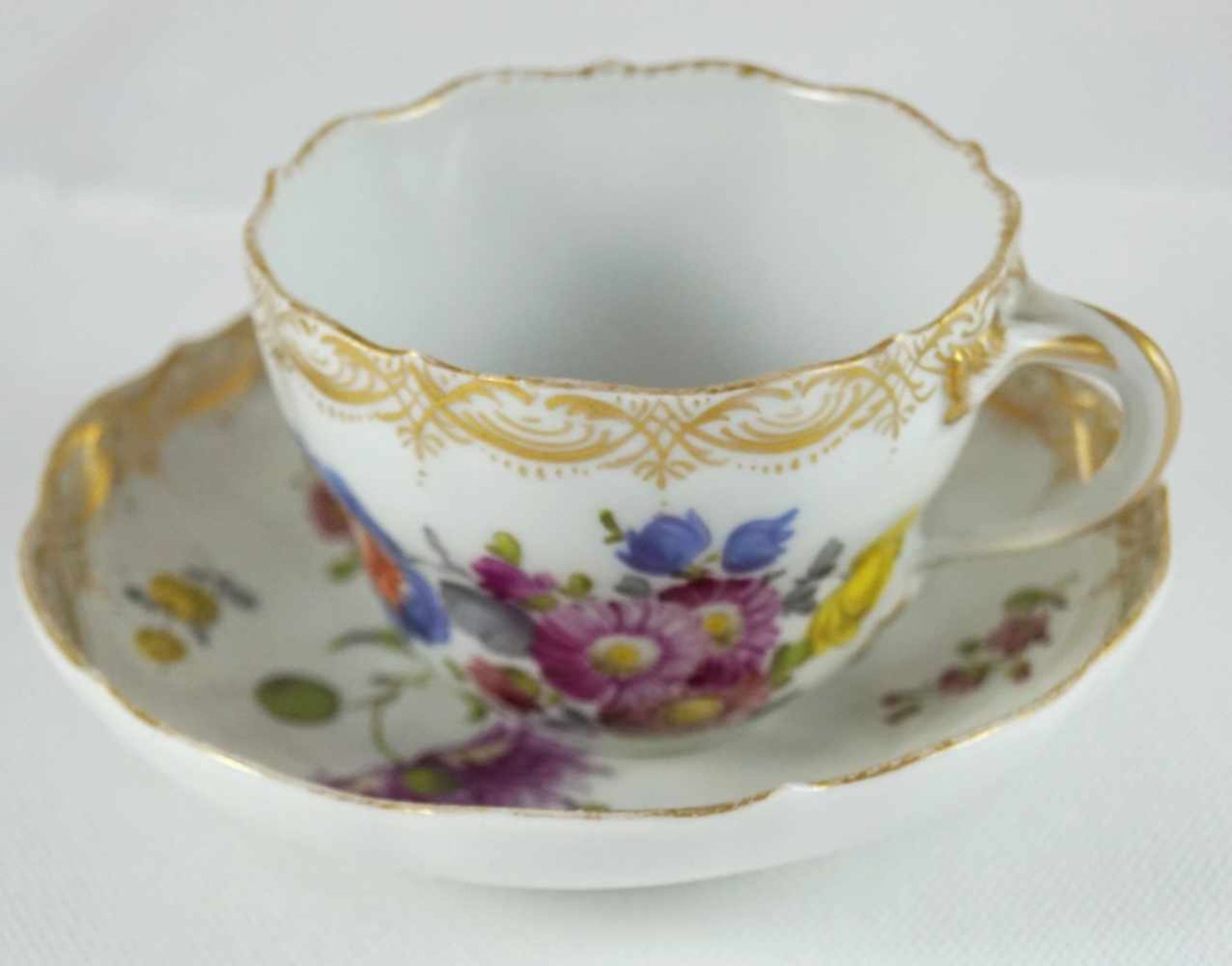 Meissen Tasse Tasse, Meissen, Schwertermarke 2.Wahl, polychrome Blumenmalerei, Höhe 7 cm, Goldrand