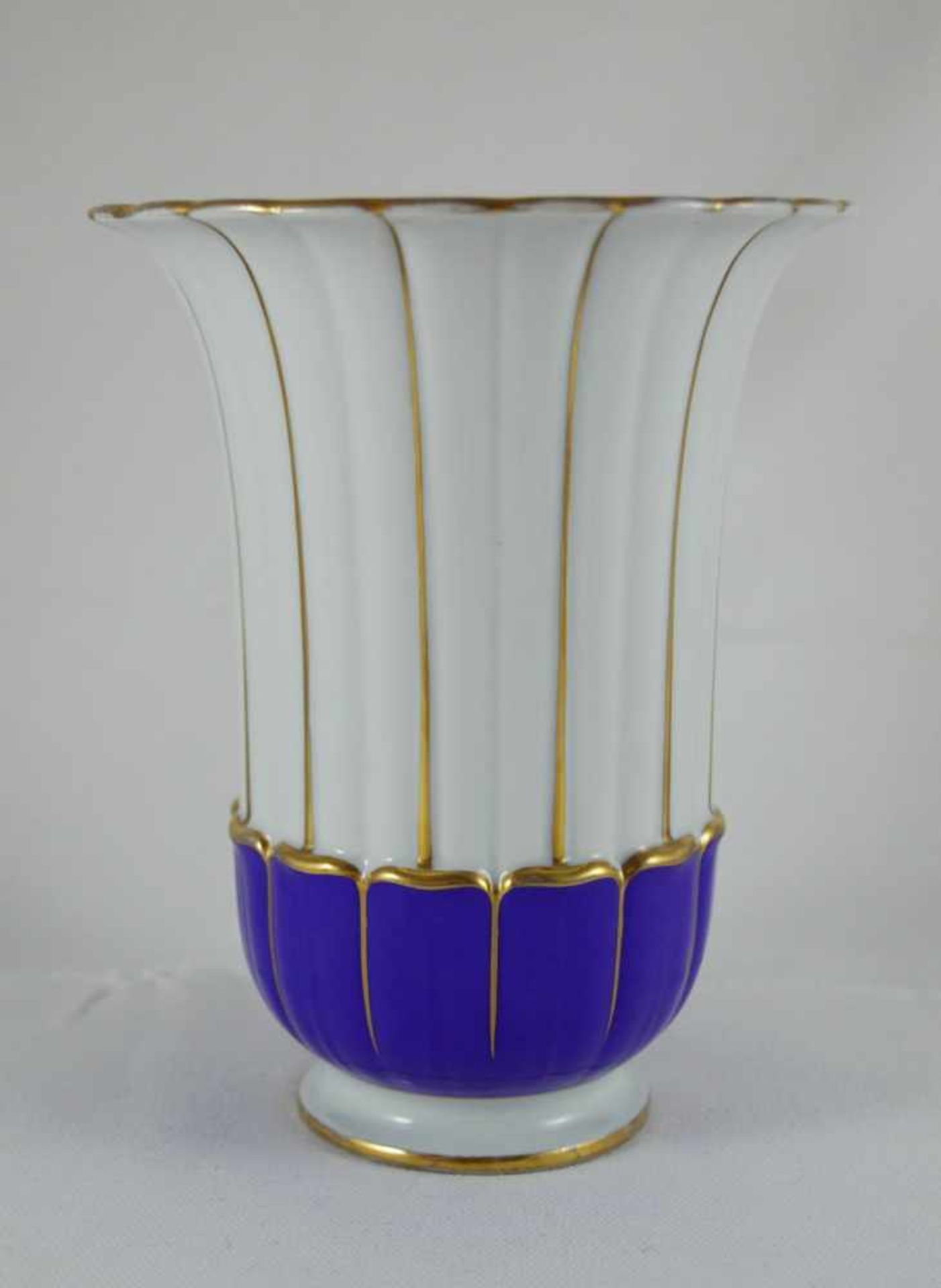 Hutschenreuther Vase Vase, Hutschenreuther, blau-goldenes Dekor, Höhe 20 cm, Beigabe: Mokkatasse, - Bild 2 aus 3